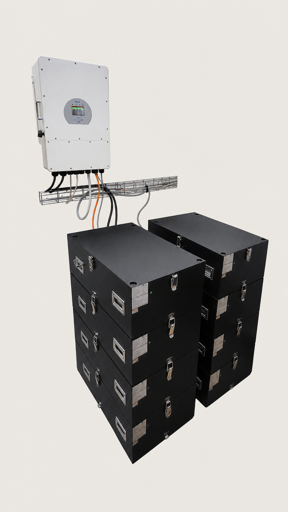 Zwei SEPLOS Mason Batteriespeicher mit einem DEYE Hybrid-Wechselrichter und Verkabelung